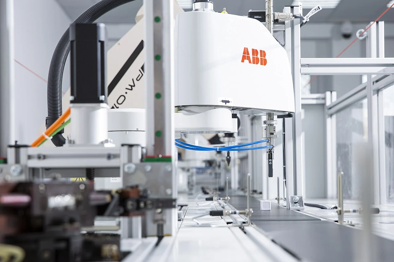 An ABB robot in a laboratory automation installation