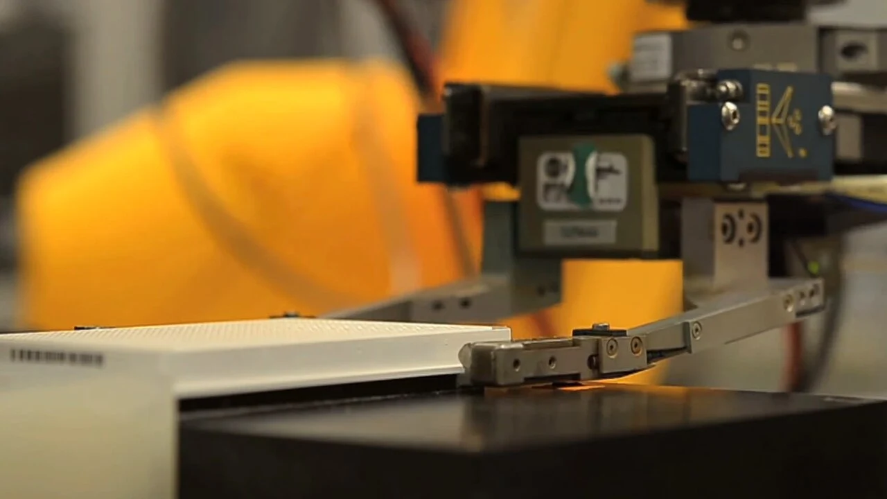 Narrow robotic gripper handling a laboratory plate
